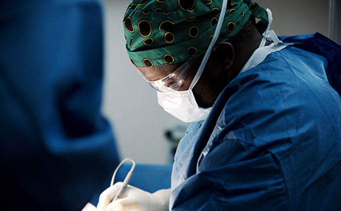 Un médecin de MSF pratique une intervention chirurgicale.