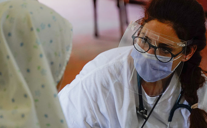 Un médecin de MSF en consultation avec une patiente.