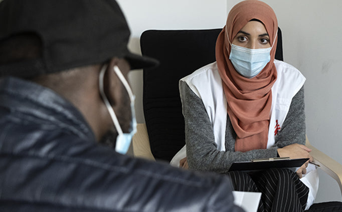 Une employée de MSF discute avec un patient pendant une consultation.